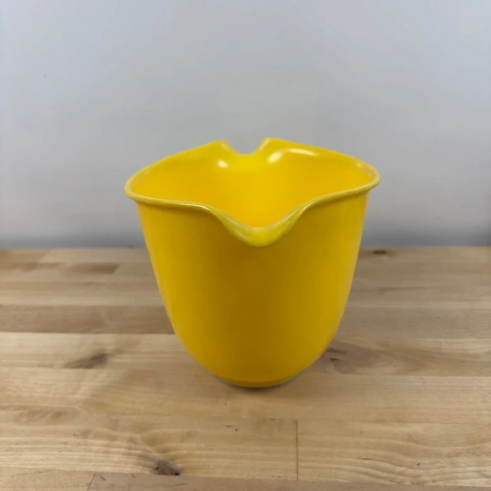 Vintage Rubbermaid 2661 Yellow Batter Mixing Bowl 1.4L Pour Spout Handle Retro